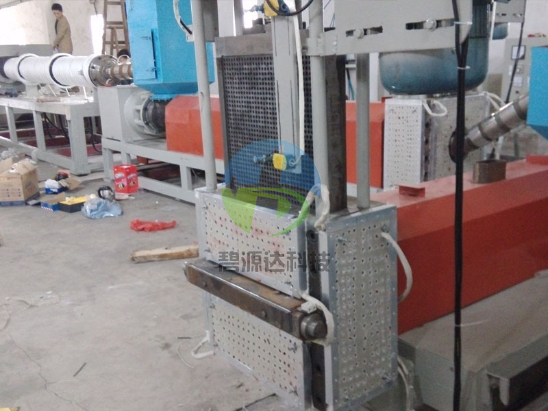 揭陽(yáng)揭東縣大型造粒機(jī)電磁加熱器改造現(xiàn)場(chǎng)